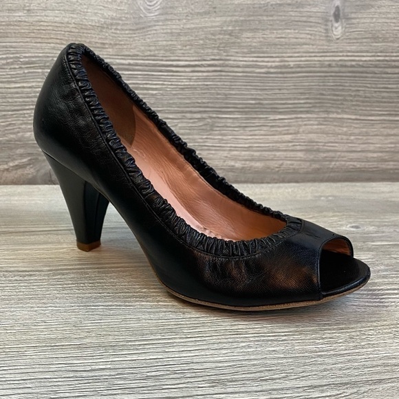 Black leather ruffle peep toe pumps. Marc Jacobs elastic peep toe classic 36 - Picture 1 of 16